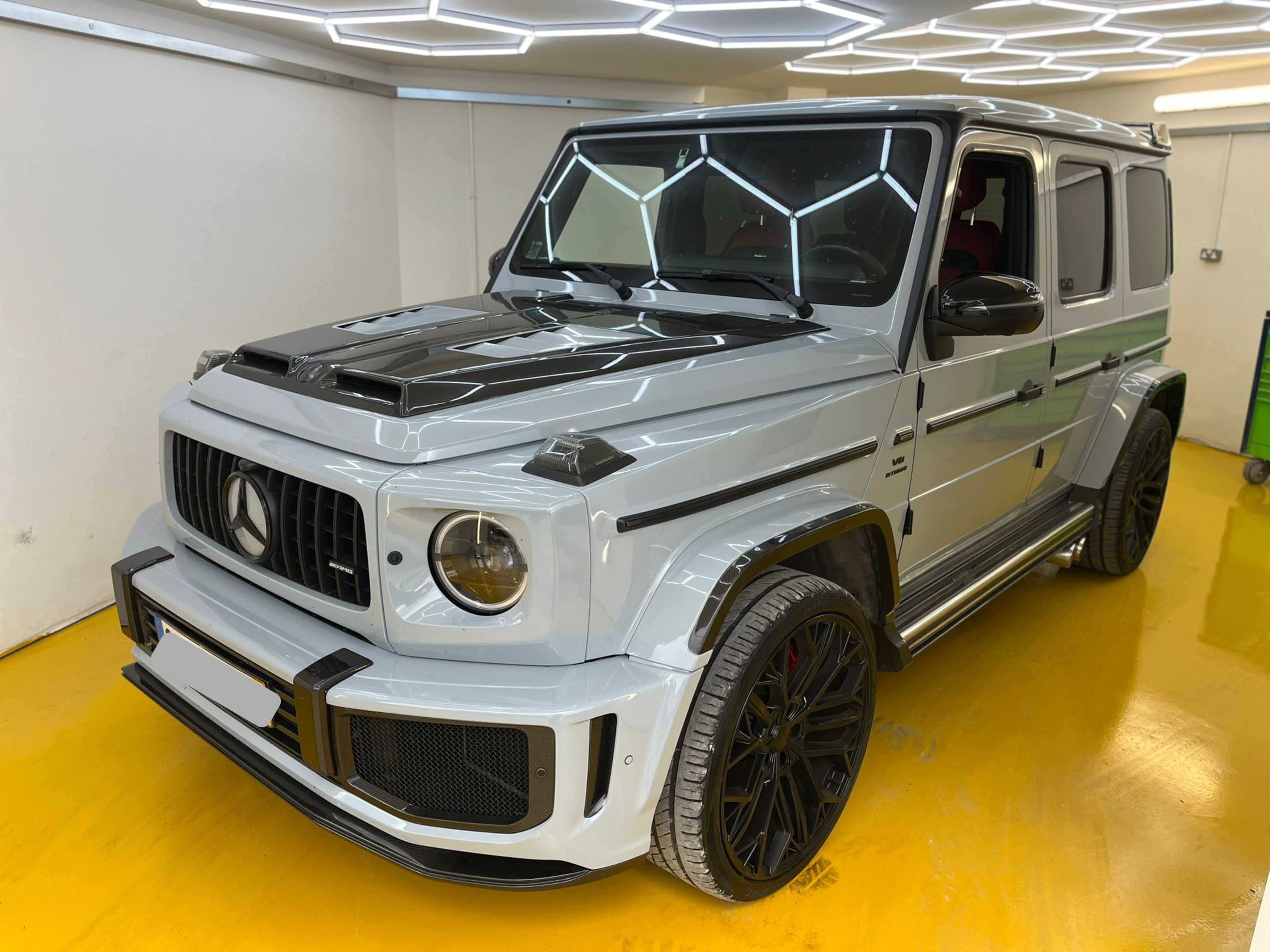 Mercedes-Benz specialist workshop background